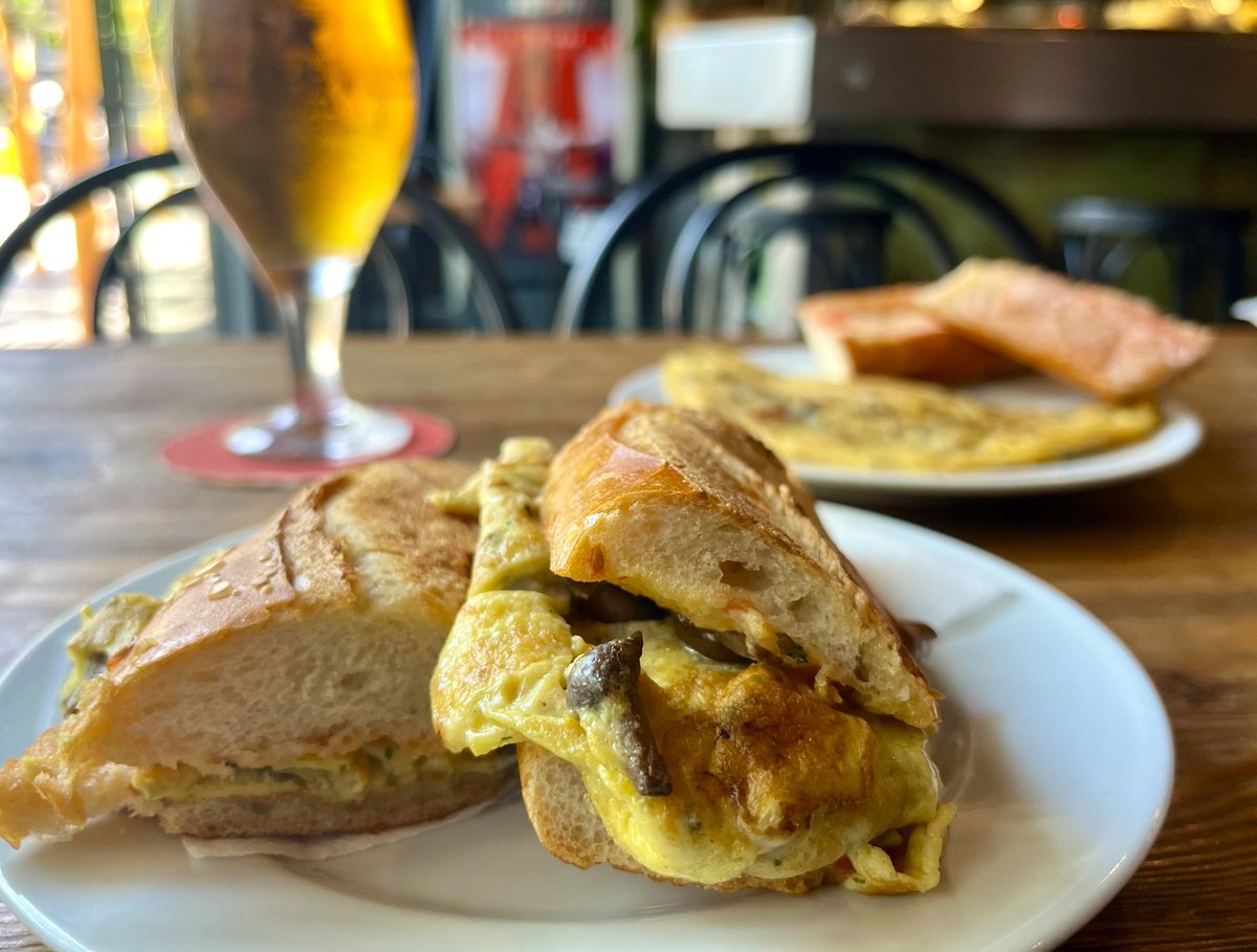 Al Cafè Bar Borrell, la Mireia Manuel i el Sergi Martínez ofereixen plats combinats i suggeriments del dia, però l'especialitat són els entrepans de truita: de bacallà amb pebrots, pernil ibèric, calçots o bolets. Qualsevol opció serà encertada (Comte Borrell 340 #AntigaEsquerra)