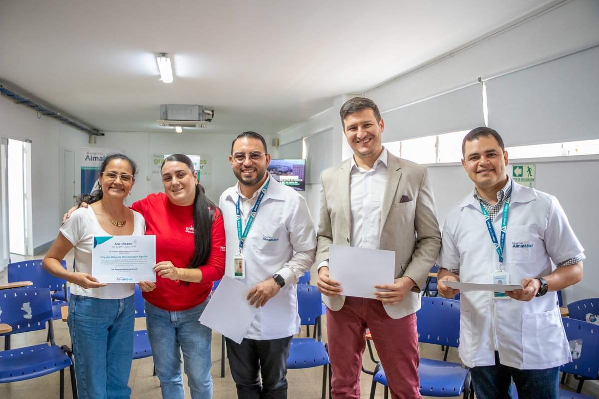 👏🏻 ¡Ellos son nuestros graduados del segundo curso de Primeros Auxilios! Luego de 20 horas prácticas y teóricas, 24 personas de la comunidad finalizaron la capacitación en atención primaria en situaciones de emergencia, adquiriendo habilidades de RCP, manejo de heridas, atención