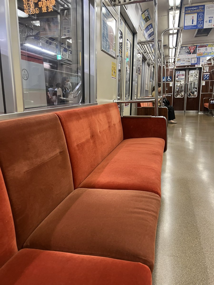 rohindhar's tweet image. The American mind cannot comprehend Japanese subway cleanliness 😂