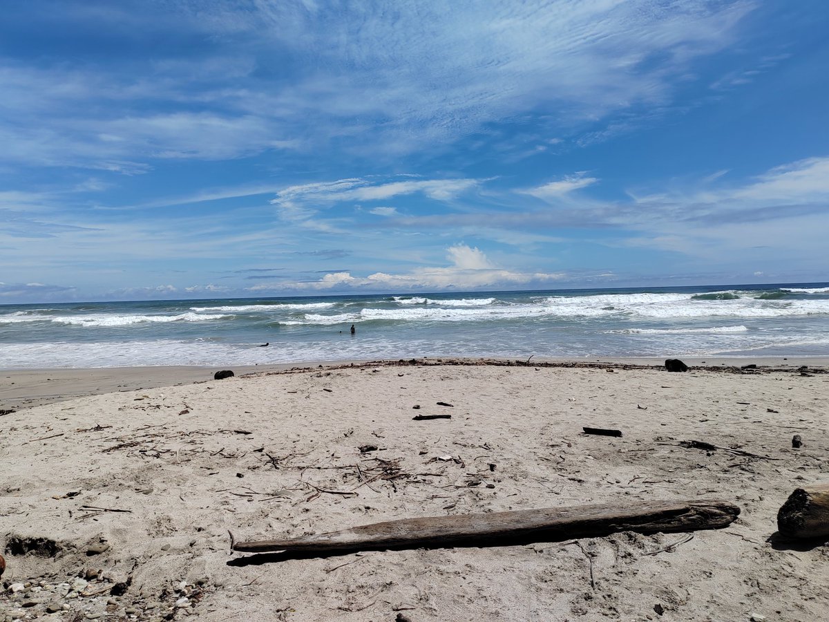 Ericka23Lopezb's tweet photo. Hoy trabajando en Santa Teresa, que lugar más sobrevalorado, feo y caro! https://t.co/09vMFWjcqh