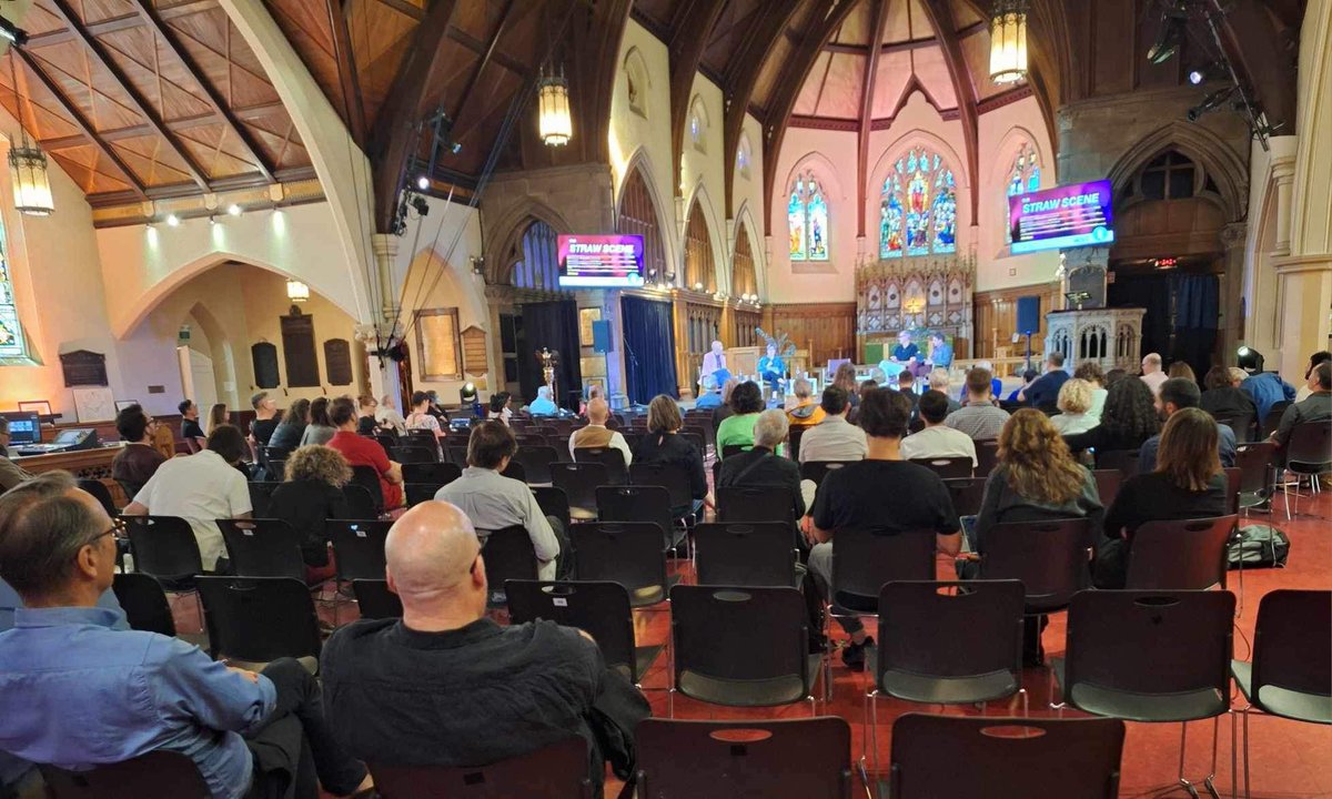 Belle fête et beaucoup de monde autour de @wstraw à #Montreal 
#nuit #scène #culture