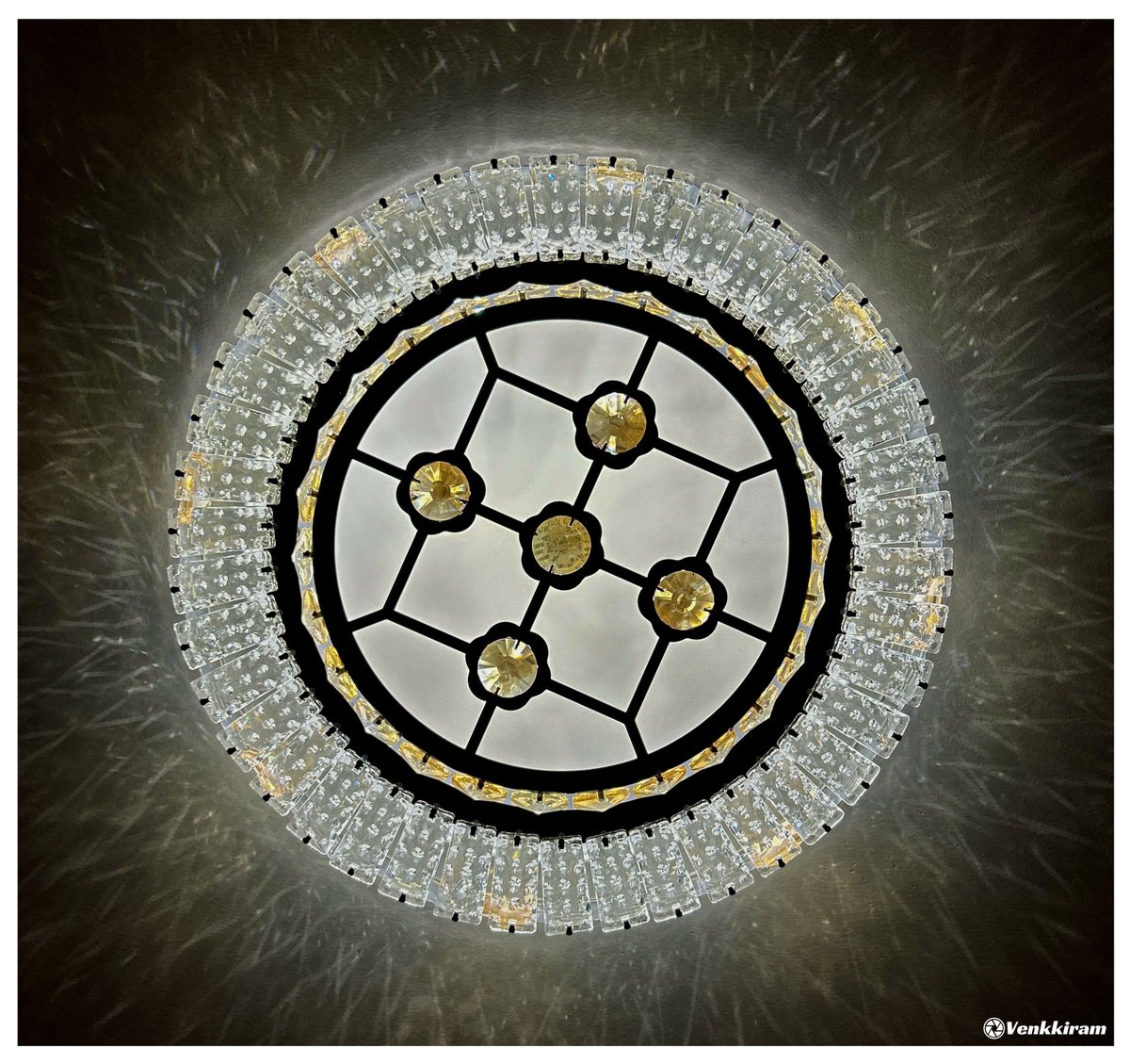venkkiram's tweet image. Photographers, show us your best symmetry shots 📸 

Mine, 👇

#symmetry #lights #ceilinglight #lightfixure #photography #venkkiclicks