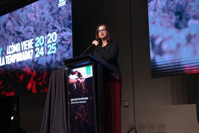 🌱📈 La Subsecretaria Ignacia Fernandez reporta año prometedor para agricultura chilena: baja inflación al 4%, aumento de inversión extranjera y crecimiento de 2,7%.

Destacó la exportación de duraznos y damascos a China.

🔗 Más info: cfiagrotech.cl/2024/06/17/sub…

#AgriculturaChilena