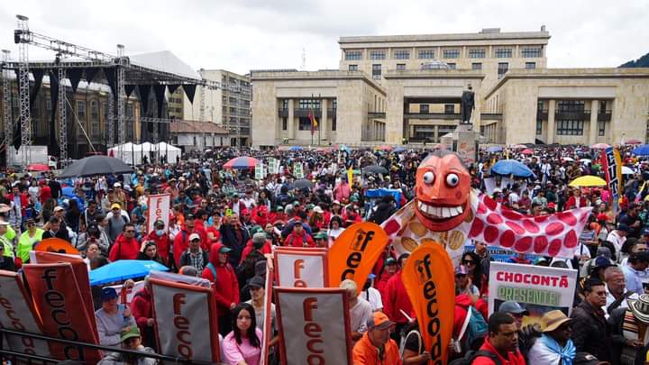 ale227777's tweet photo. @PalomaValenciaL Los maestros somos Fecode y llenamos la plaza de Bolivar. Y allí solo está el 1% de los maestros. https://t.co/AW45WewbBC