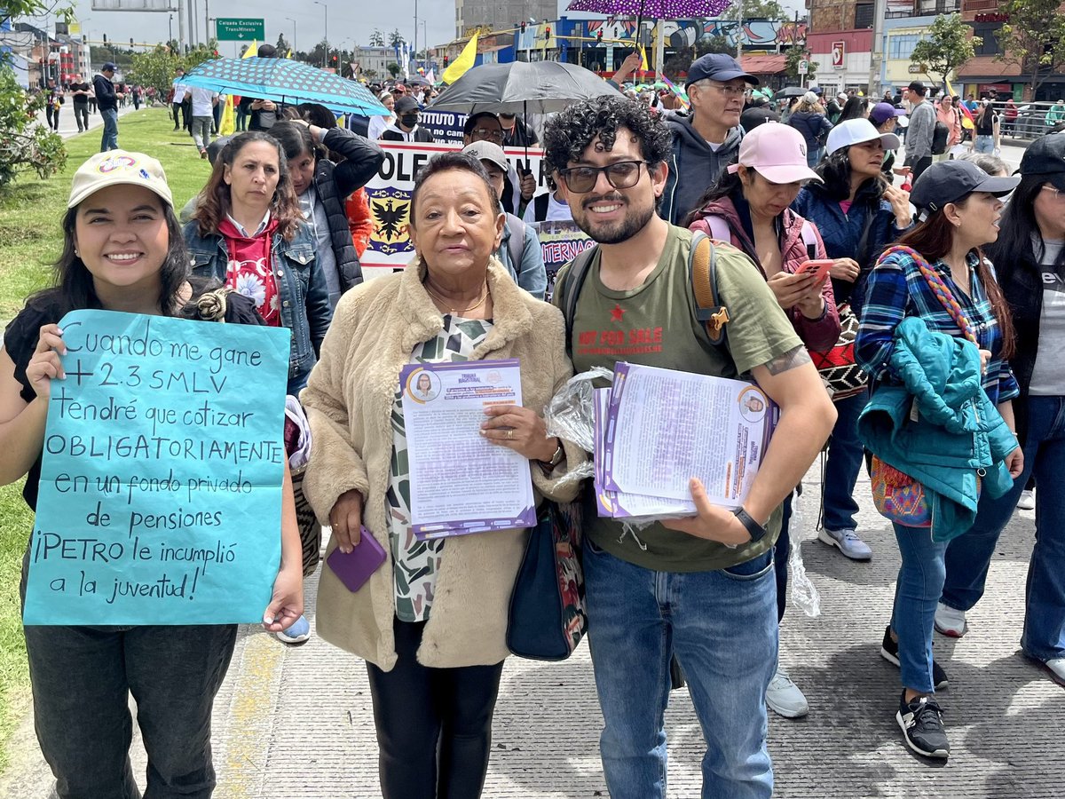 #RetirenLeyDeEducación
Porque profundiza las políticas de libre comercio, debilita la educación publica y desconoce las banderas historicas del movimiento estudiantil y profesoral. Saludamos y acompañamos con valor civil y entusiasmo el Paro Nacional Permanente de <a href="/fecode/">fecode</a>. 💪