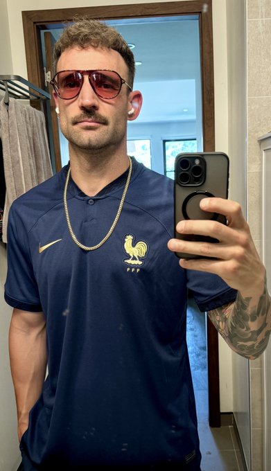 Left or right? 👀😎⚽️🇫🇷💪🏻  https://t.co/XILkPw4cyz https://t.co/58JL4WiypX