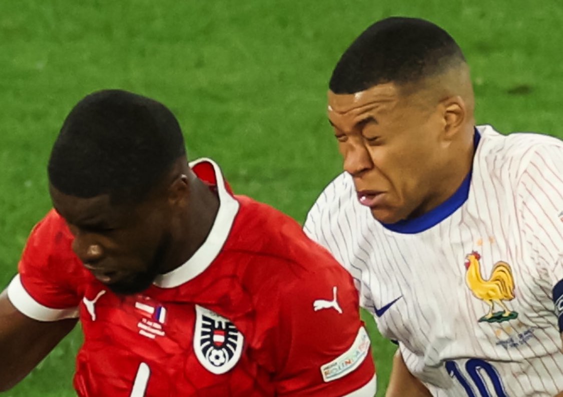 Rodrigo_Villama's tweet photo. #Mbappé con máscara por haberse roto la nariz. No estamos preparados. 

#EURo2024 https://t.co/kYrYEI9why