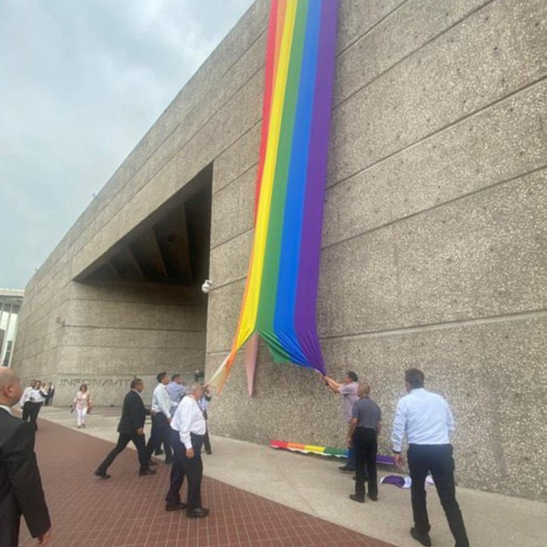 CarlosLeal's tweet photo. El Congreso de NL aceptó y dio turno a la Comisión de Legislación nuestra iniciativa para que el gobierno en turno NO coloque banderas ideológicas 🏳️‍🌈🏳️‍⚧️ en edificios públicos. 💪🏻

En los edificios públicos solo ondeará la Bandera Nacional 🇲🇽 y NO banderas ideológicas 🏳️‍🌈 ❌. https://t.co/61T5OqcDUn