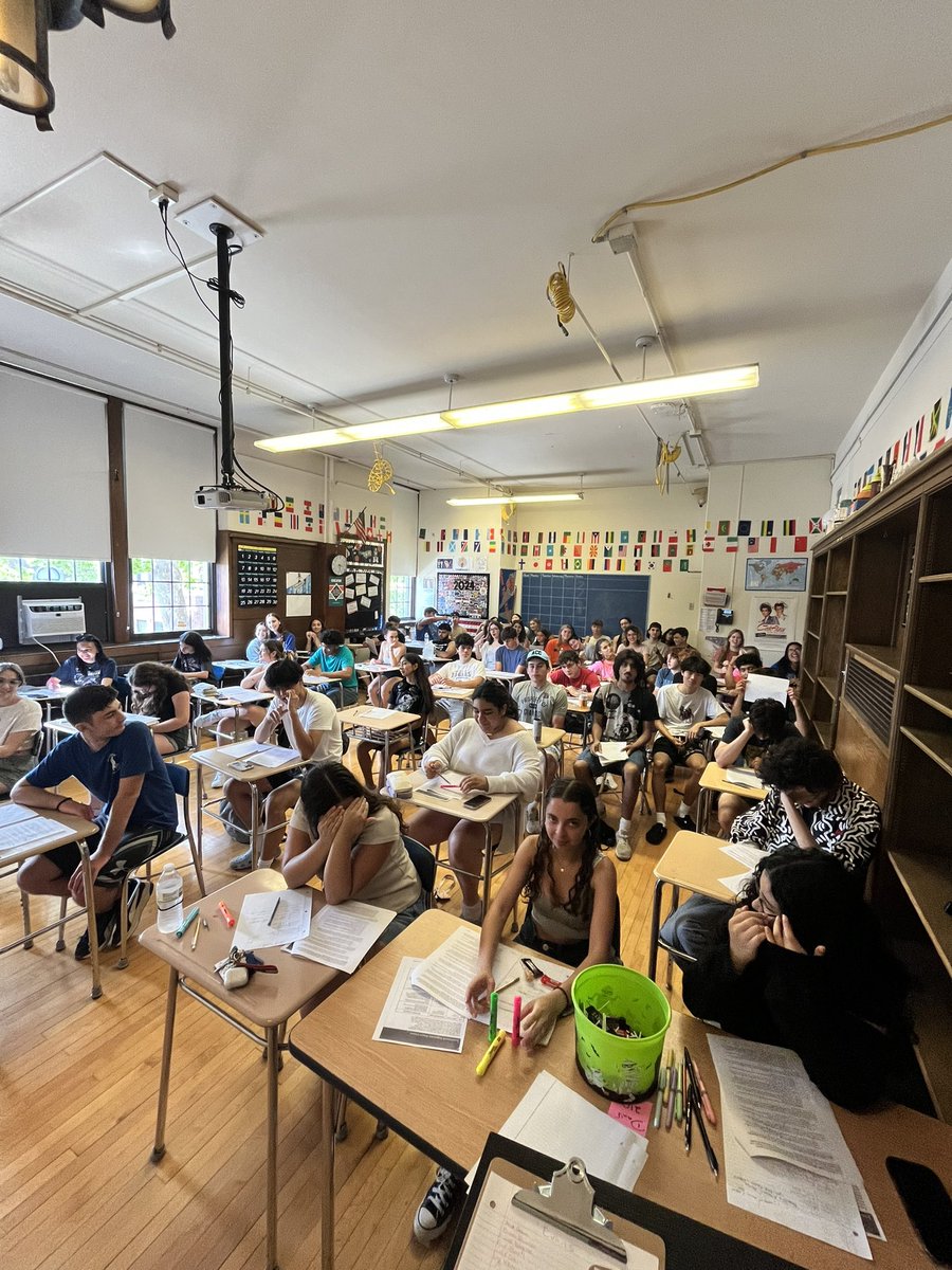 Packed House for US History Regents Review.  Dobbs Ferry Students are locked in for finals week!!!🇺🇸🇺🇸🇺🇸