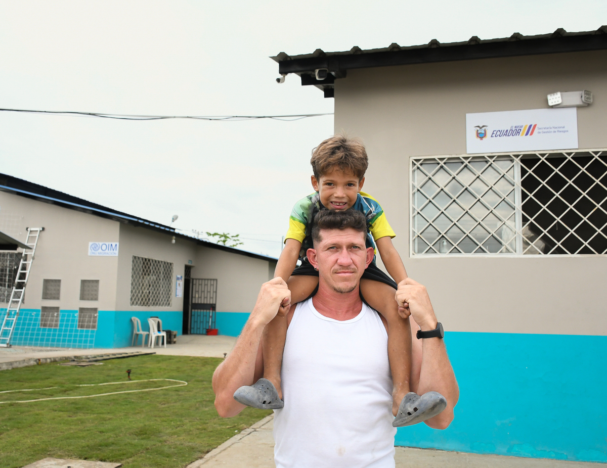 NRC_LAC's tweet photo. ¡Brindamos espacios renovados y seguros!
 
Adrián y su hijo David se desplazaron de su país y caminaron dos meses hasta llegar a #Ecuador.
 
Gracias a @OIMEcuador y @ECHO_LatAm mejoramos el albergue donde ambos se alojan junto a más familias refugiadas y migrantes. https://t.co/AyKojd5cPR