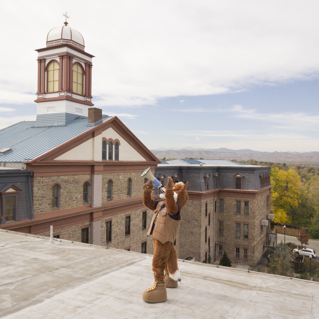 Shout it from the rooftops — it’s #NationalMascotDay! Get to know our donut-crazed, mischief-loving mascot, Regi, here: regis.edu/life-at-regis/…
#ThisIsRegis #JesuitEducated