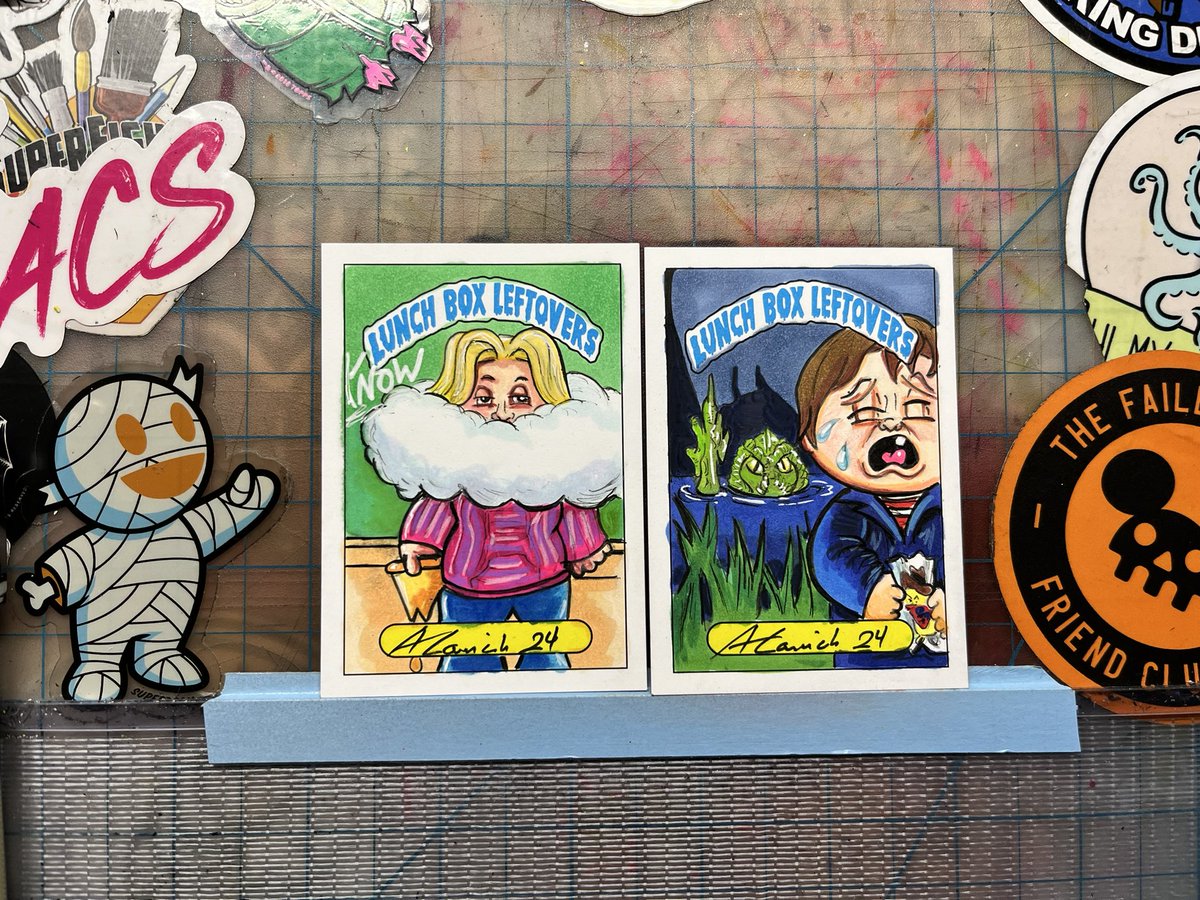 Hope everyone had a wonderful start to the week. Today was another busy day of working on a bunch of different projects. From sketching out a few cards to inking some cards and even finishing up a couple of commissions. #olomarker #fabercastellpolychromos