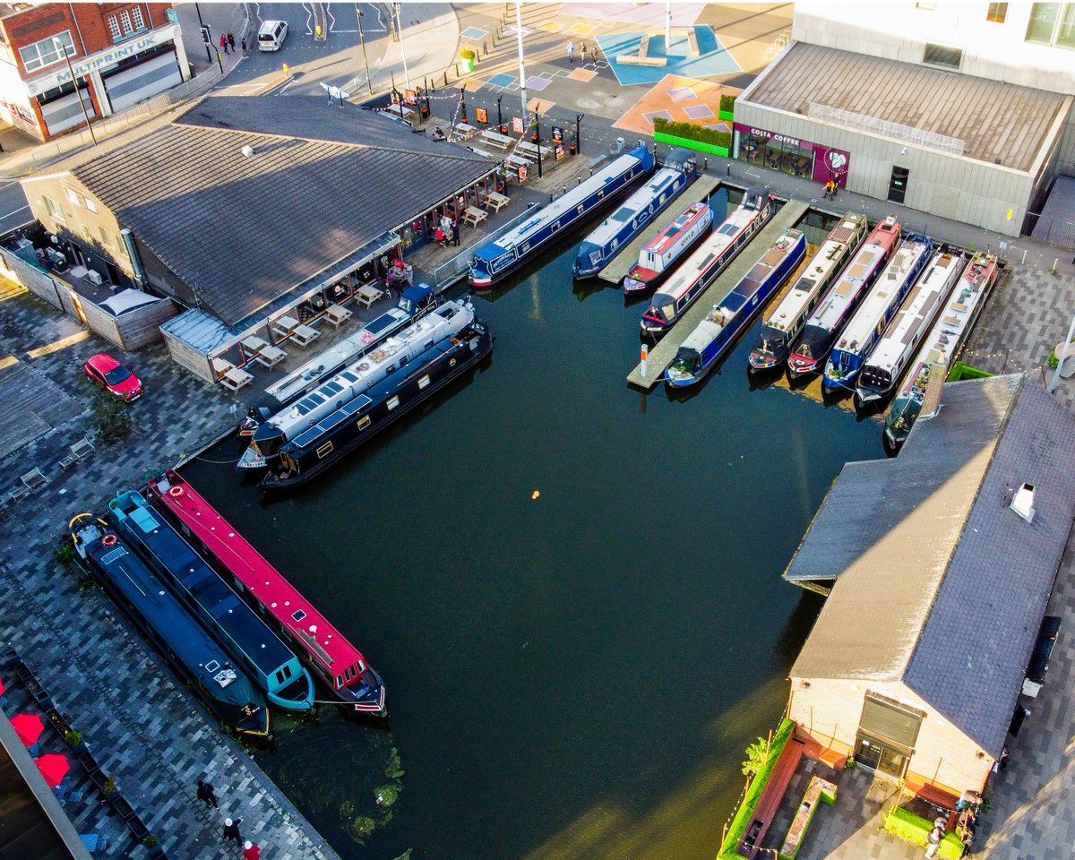 stevebates's tweet photo. It's looking a little busier in #WalsallBasin on #WalsallCanal. The Birmingham Canal Navigations Society #explorers have arrived. #BoatsThatTweet #KeepCanalsAlive #LifesBetterByWater #FundBritainsWaterways #BCN #BCNS @CRTWestMidlands @CanalRiverTrust https://t.co/mariQ4mbJ3 https://t.co/CZRDLSz4K5