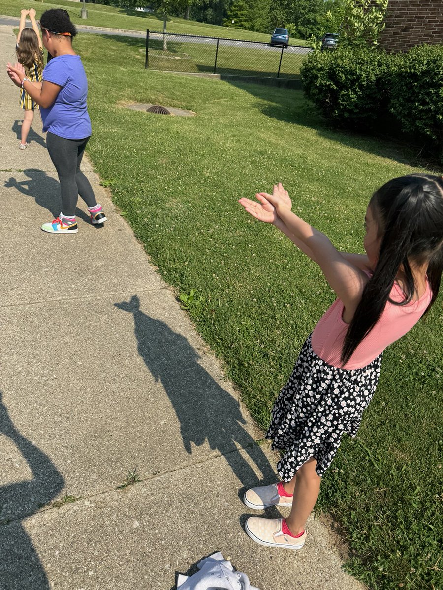 educatorerickag's tweet photo. Ms. Holmer's class has been learning about the sun and Earth's movement. They took a trip outside to play with their own shadows. #cgesummerschool #wearewayne https://t.co/bIw4VEFZyP
