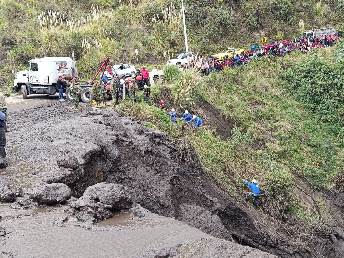 PoliciaEcuador's tweet photo. CONTINÚA NUESTRO DESPLIEGUE OPERATIVO PARA AYUDAR A LAS PERSONAS AFECTADAS POR LOS DESLAVES 

Durante la tarde de este lunes 17 de junio de 2024, #PolicíaEcuador continúa con los operativos de búsqueda, rescate y evacuación de las personas, en las zonas afectadas por los deslaves en #Tungurahua y #Chimborazo.

#Entérate más #Boletín: https://t.co/a1qxde6fuE

#Seguridad
#LaPolicíaContigo
#TrabajamosPorTuSeguridad