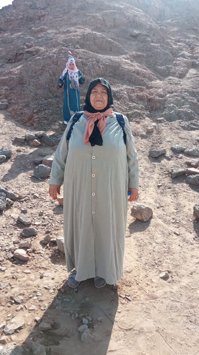 Dini vazifesini yerine getirmek üzere Hacca giden Türk vatandaşı bir teyzemizden dünden beri haber alınamıyor.

Vazifesini yerine getirdiği esnada bayılmış, bunun üzerine çevredekilerden biri telefonunu alıp kızına soldaki resmi göndermiş ve bir daha haber alamamışlar.

Kızı