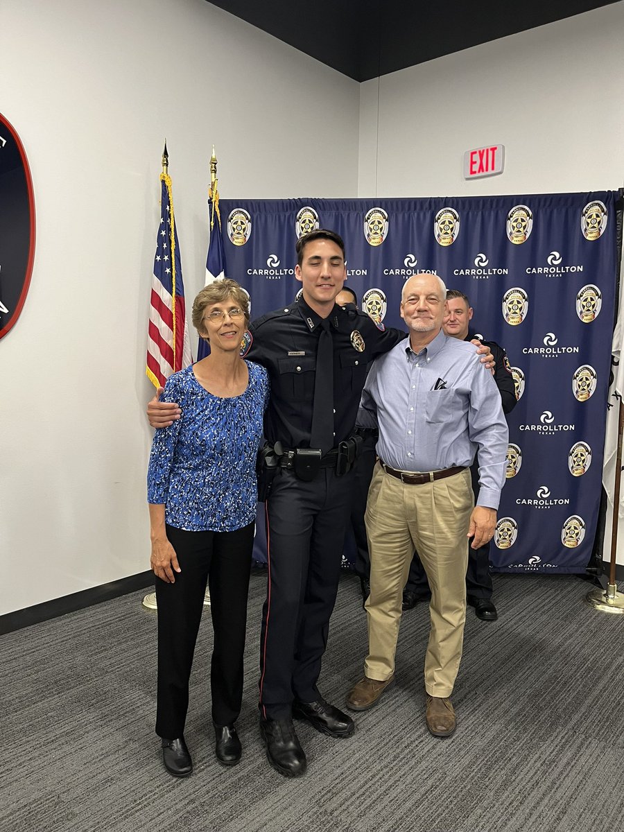 CarrolltonTXPD's tweet image. 🎉👮‍♂️ Meet Carrollton’s Finest! 👮‍♀️🎉

Join us in celebrating our three newest police academy graduates who are ready to serve and protect our community with dedication and integrity. Your commitment to keeping Carrollton safe makes us proud! 🚓💙 

#CarrolltonTX #CarrolltonTXPD