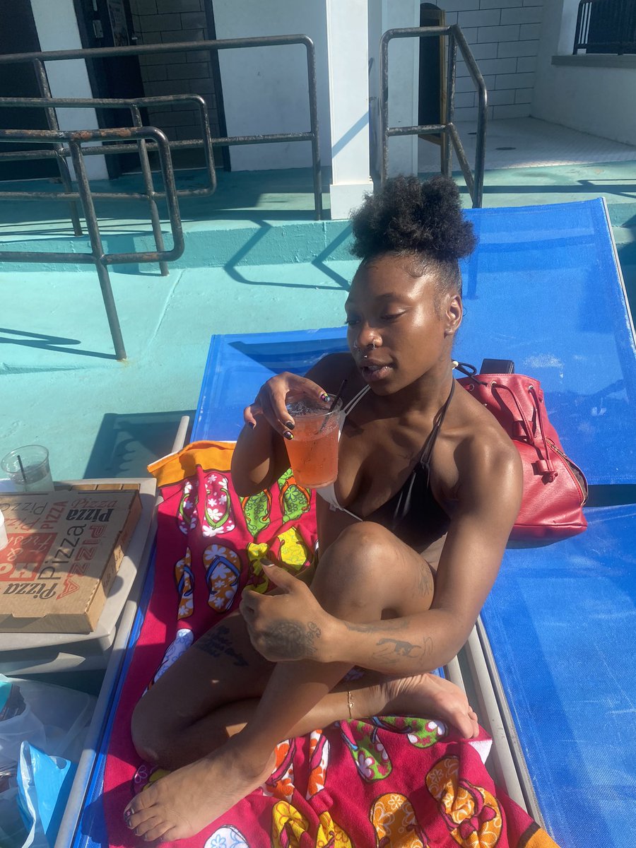 datcrazyslut's tweet photo. Pool and beach day https://t.co/qY0IyAfyLp