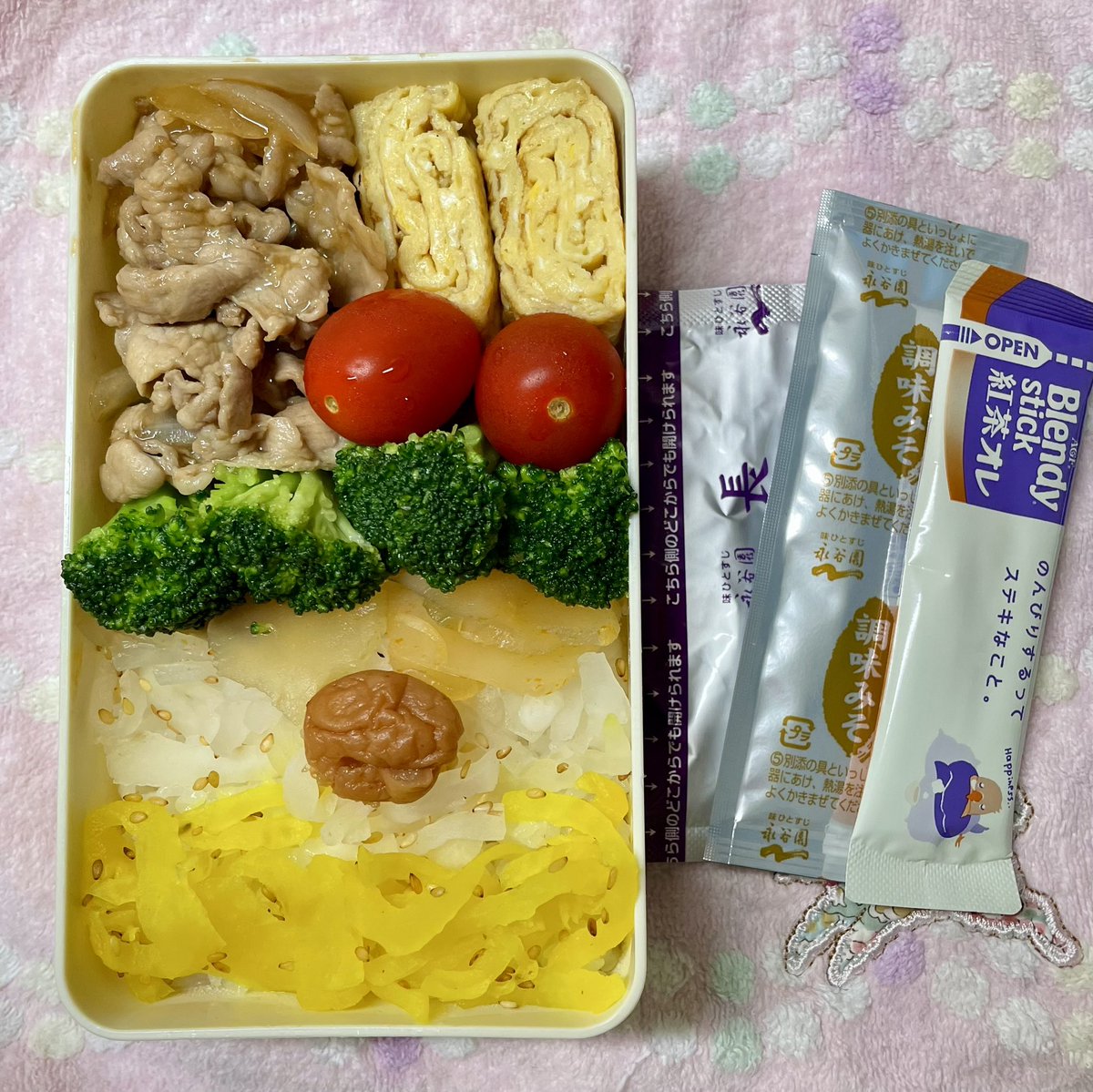 MiRACREA_mi's tweet photo. おはようございます
6月16日のお弁当
・生姜焼き
・卵焼き
・ブロッコリー
・トマト
・漬け物3種
・はちみつ梅
・お味噌汁
・紅茶オーレ
久しぶりにお弁当アップできました😄

#お弁当 #お弁当記録 #お弁当作り楽しもう部 #料理好きな人とつながりたい https://t.co/9mxGReJILw