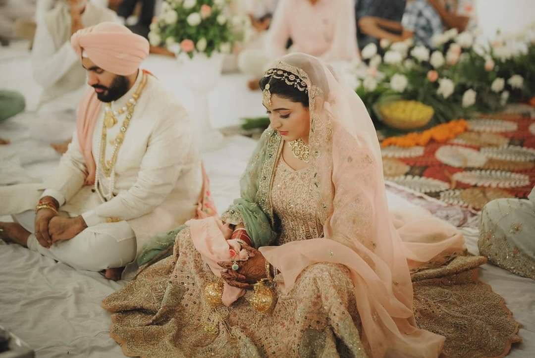 AnmolGaganMann's tweet photo. ਸ. ਸ਼ਹਿਬਾਜ਼ ਸਿੰਘ ਸੋਹੀ ਜੀ ਨੂੰ ਮੇਰੀ ਜ਼ਿੰਦਗੀ ਦੇ ਪੰਨਿਆਂ ਵਿੱਚ ਜੀਵਨ ਸਾਥੀ ਦੇ ਰੂਪ ਵਿੱਚ ਲਿਖਣ ਲਈ ਵਾਹਿਗੁਰੂ ਜੀ ਦਾ ਦਿਲੋਂ ਧੰਨਵਾਦ ਕਰਦੀ ਹਾਂ। ਜ਼ਿੰਦਗੀ ਦੀ ਹਰ ਦੁੱਖ-ਸੁੱਖ ਦੀ ਘੜੀ ਵਿੱਚ ਮੇਰੇ ਸਿਰ 'ਤੇ ਜਿਵੇਂ ਹੱਥ ਰੱਖਿਆ ਵਾਹਿਗੁਰੂ ਜੀ ਅੱਗੇ ਅਰਦਾਸ ਹੈ ਕਿ ਵਿਆਹੁਤਾ ਜੀਵਨ ਨੂੰ ਚਲਾਉਣ ਲਈ ਵੀ ਉਸੇ ਤਰ੍ਹਾਂ ਸੋਝੀ ਬਖ਼ਸ਼ਣ। https://t.co/38izk22qPf