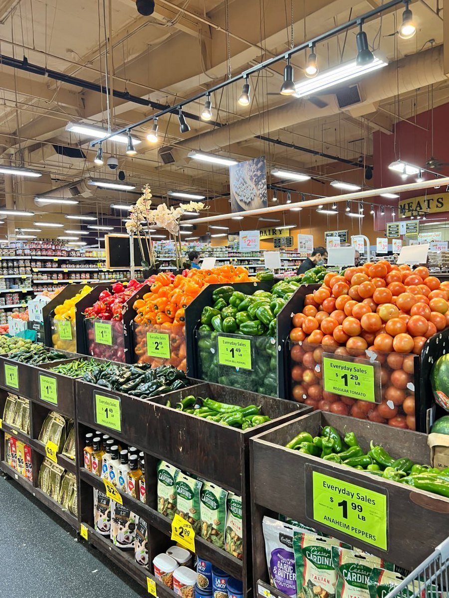 This supermarket is your one-stop shopping destination where you can find fresh produce, delicious meals and household essentials.