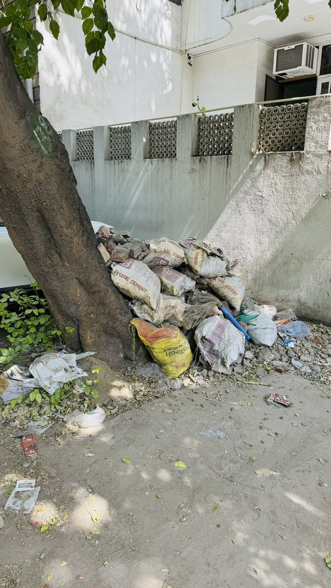 rubbaldatta's tweet photo. @MCD_Delhi : Numerous complaints have fallen on deaf ears. Trees are dying due to the trash load. Can someone please help. D Block, East of Kailash. @Saurabh_MLAgk #SwachhSurvekshan2024CCP https://t.co/Mxmh6qn33i