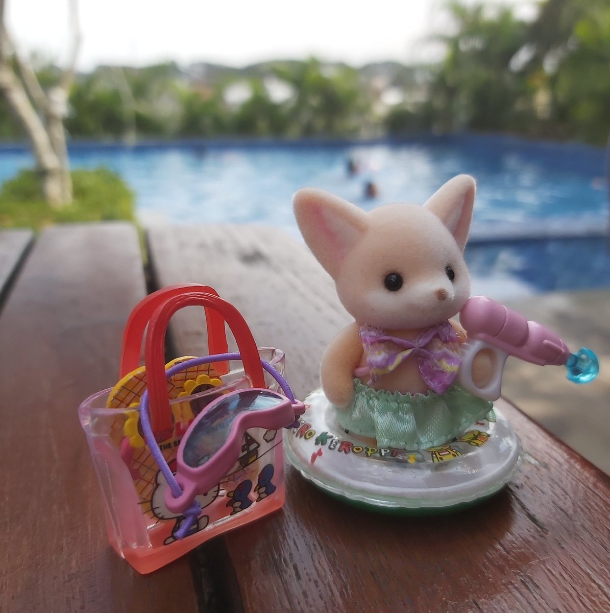 Look who's ready to play in the pool 🔫