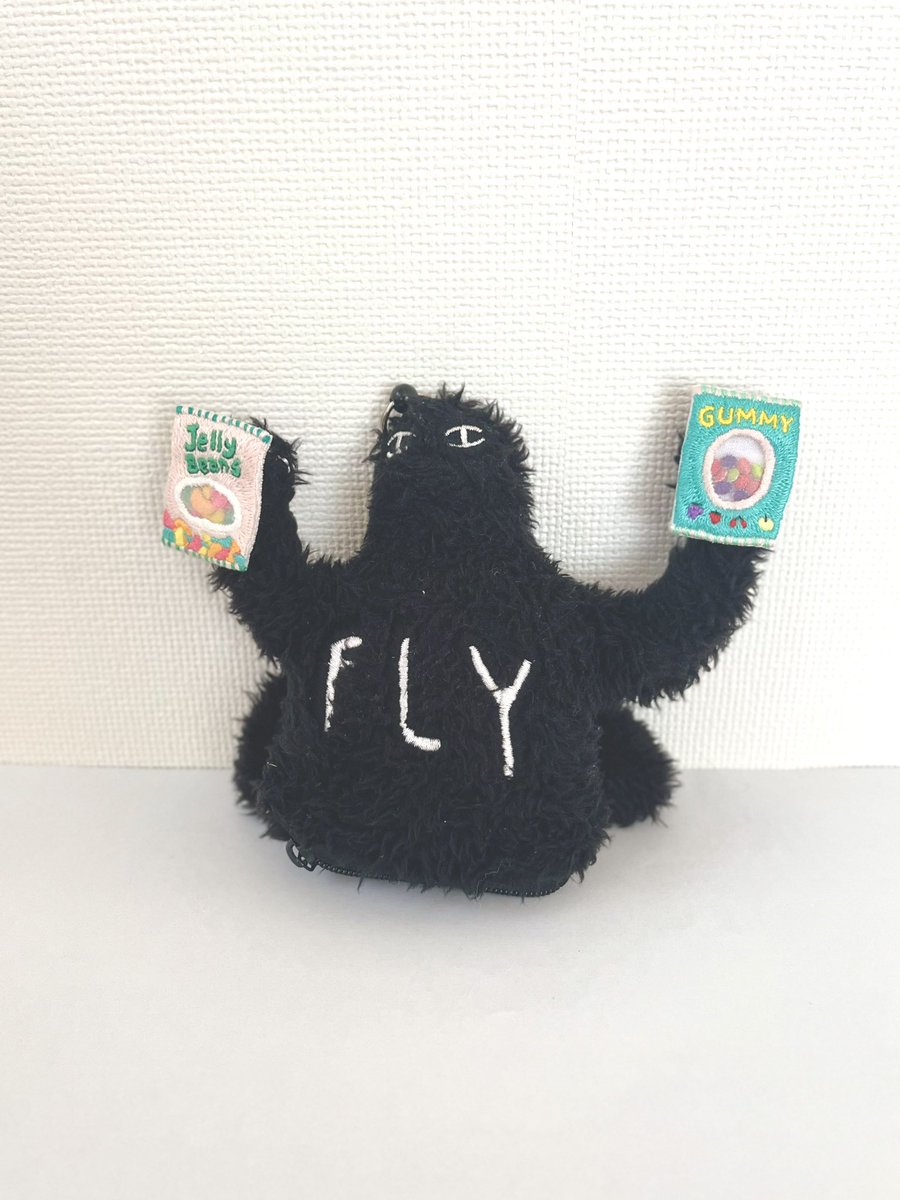 __nuage__'s tweet photo. ちょうどいいぬいぐるみがこれくらいしかなかったので、仕方なくFLYMANNにモデルになっていただきました🪰
甘いもの食べたらしょっぱいものも欲しくなって最後はやっぱり甘いものに辿り着いちゃったFLYMANN。
(FLYMANNは10年前のYUKIツアーグッズ) https://t.co/W2k4avZ6iE