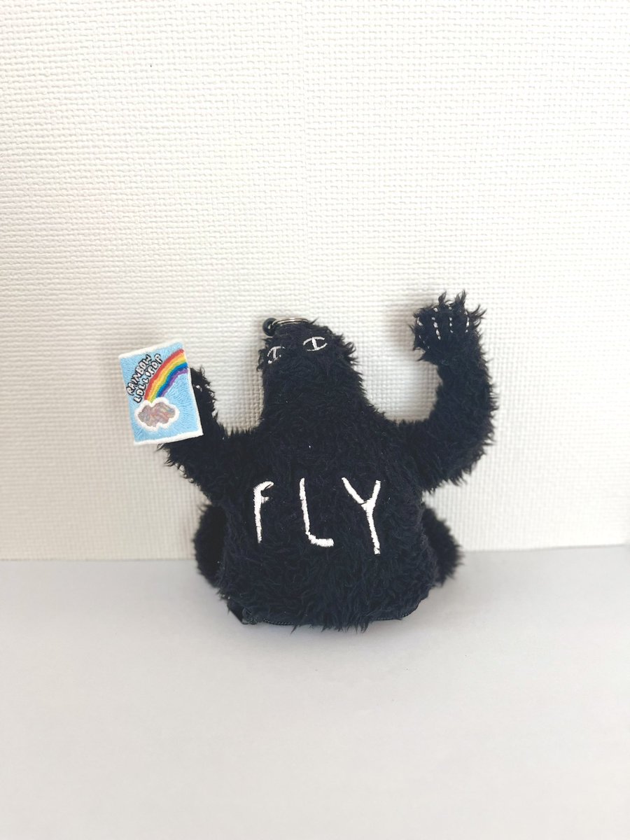 __nuage__'s tweet photo. ちょうどいいぬいぐるみがこれくらいしかなかったので、仕方なくFLYMANNにモデルになっていただきました🪰
甘いもの食べたらしょっぱいものも欲しくなって最後はやっぱり甘いものに辿り着いちゃったFLYMANN。
(FLYMANNは10年前のYUKIツアーグッズ) https://t.co/W2k4avZ6iE