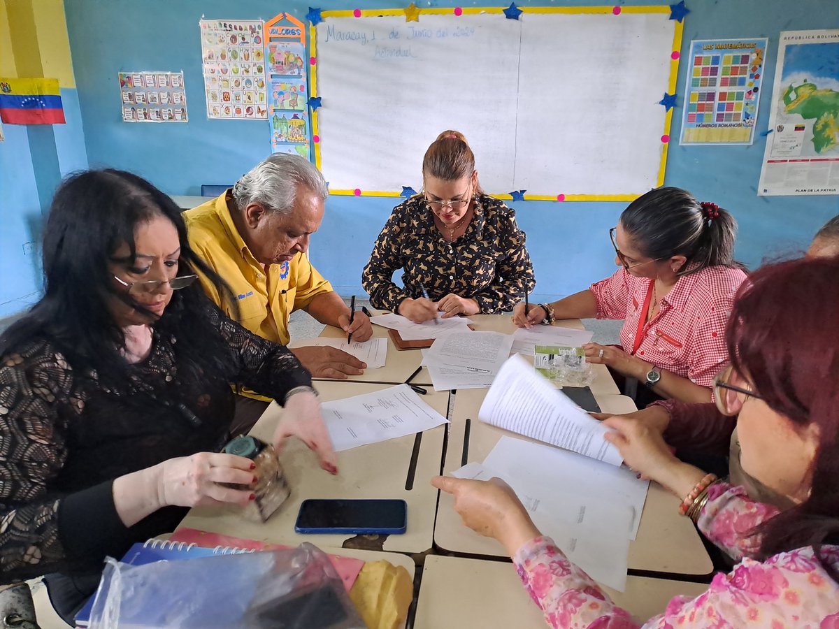 Este lunes 17 de junio desde la UENB Felipe Guevara Rojas se firmó la cancelación de las retenciones hechas a los trabajadores/as para organizaciones sindicales signatarias.

¡En Aragua La Educación Reverdece! 

#CultivamosFuturo 
<a href="/NicolasMaduro/">Nicolás Maduro</a> 
<a href="/_LaAvanzadora/">Yelitze Santaella</a> 
<a href="/Soykarinacarpio/">Karina Carpio</a>