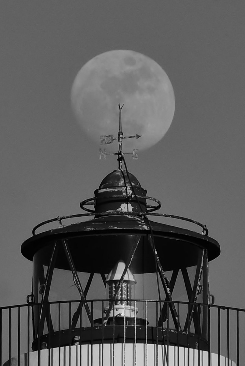 FototakerTony's tweet photo. Not recent at all, but perhaps over a decade ago, I thought this was very cool at the time! However, I still DO love #lighthouses and its histories!! @MoonHour321 #navaid #faro #laLuna #theMoon @MoonHourSocial https://t.co/L3bm7AMFFG