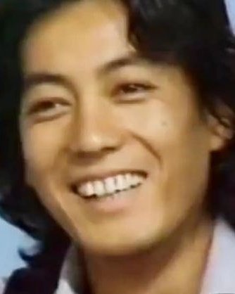 ━ 君にはもう お手上げだ ━
さらツヤ髪をいい事に 風になびかせ
あのバス停近くにある可愛いお店
今日は何にするの?クレ―プ其れとも
何時も中々決まらないねぇそんな処も           
とってもチャ―ミングだよ ズッと 
小さな事も大切にして行こうﾈ       
toujours ensemble! 💜 💜 💜 💜