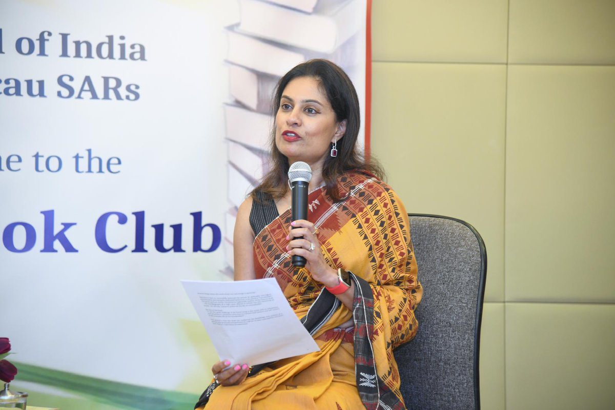 Taking forward theme of #Yoga in June, #ConsulateBookClub held its 4th meeting on ‘Light on Life: The Yoga Journey to Wholeness, Inner Peace &amp;  Ultimate Freedom’ by B. K. S. Iyengar with <a href="/BhaktiMathur/">Bhakti Mathur</a> in discussion with George Dovas, Director of Iyengar Yoga Centre 🇭🇰 
#IDY2024