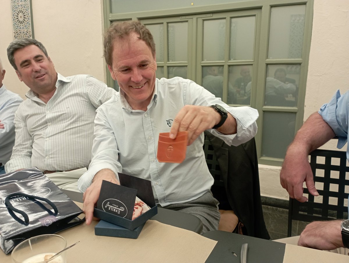 TTPorvenir's tweet photo. Noche de tertulia con el periodista @eromerotpt, del programa de Canal Sur @tpt_tv, amena e interesante, como siempre bien acompañados en el Restaurante de la calle San Eloy de @PandoSevilla. https://t.co/nVGsevZDGv