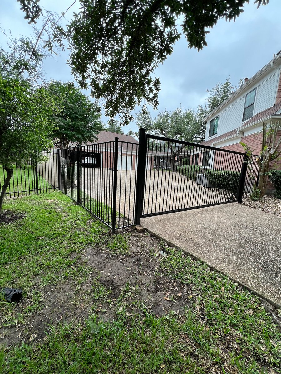 builditatx's tweet image. 🐾 Exciting update for Liz Godwin on Jekins Cove! We've installed a large steel gate, giving her the freedom to let her furry friends out in the morning hassle-free. Now, every day can start with a little more ease. #DogFriendlyHome #SteelGate #JekinsCove #HomeImprovement