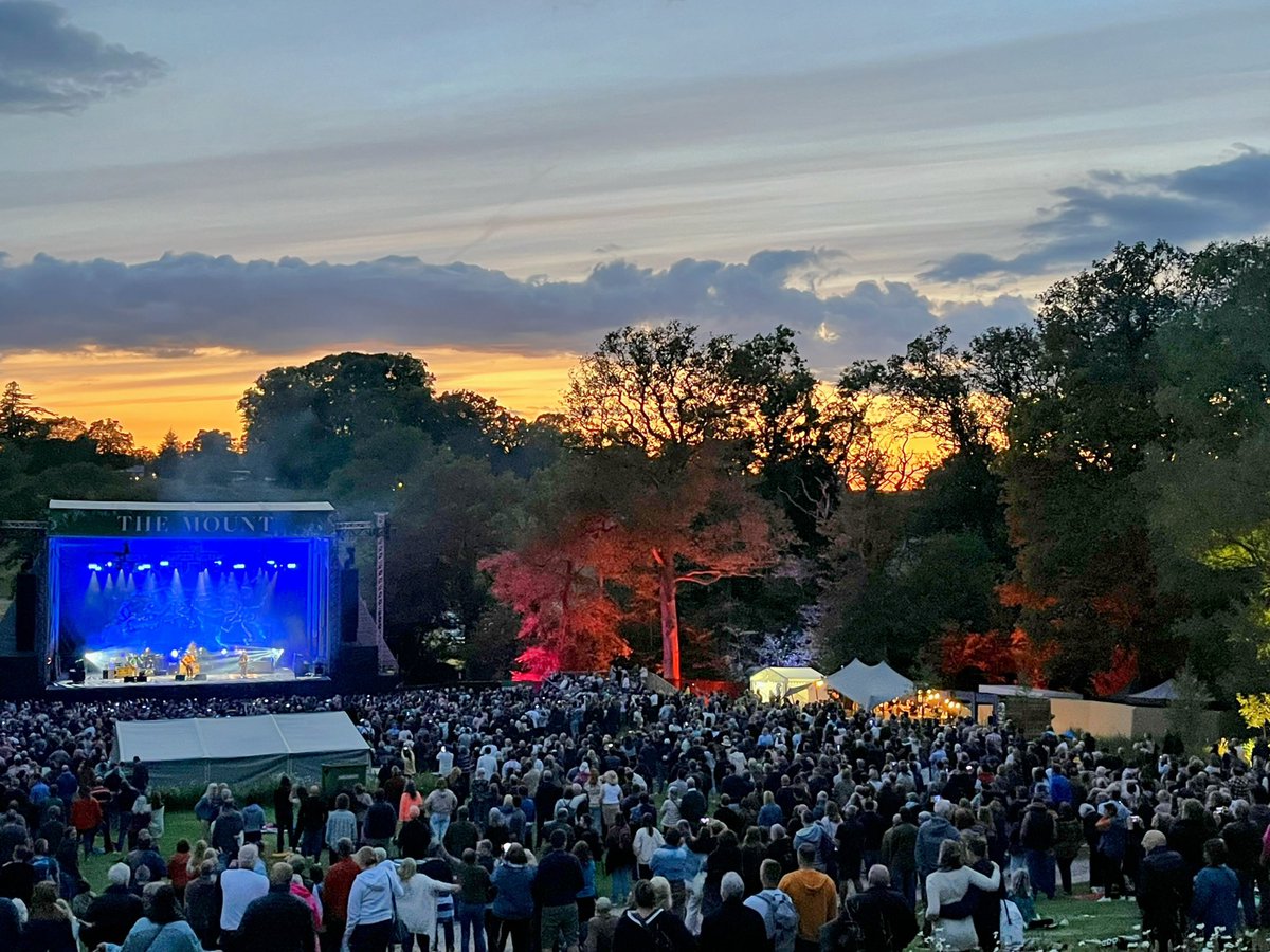 CreeAnt's tweet image. Wonderful evening at #Wasing, watching the sun go down while listening to the awesome @CrowdedHouseHQ. Such a class act!