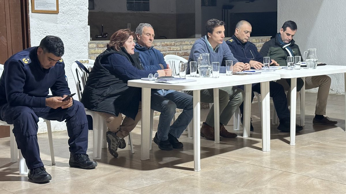 adribalcarcel's tweet photo. Junto al Director de Convivencia del MI @terra_matias estuvimos presentes en Santiago Vázquez charlando con los vecinos para seguir mejorando en conjunto la convivencia y la seguridad https://t.co/mzesZuuJsy