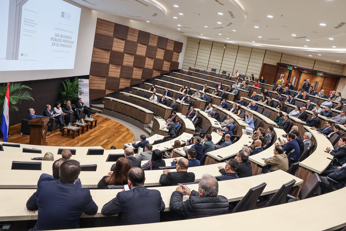 El ministro <a href="/cgfernandezv/">Carlos Fernández V</a>, junto a su par del <a href="/mopcparaguay/">MOPC Paraguay</a>, <a href="/clacent/">Claudia Centurión</a> y el Pdte. de <a href="/Cavialpa/">Cámara Vial Paraguaya</a>, Paul Sarubbi, acompañaron el lanzamiento del libro "Las Alianzas Público-Privadas en el Py🇵🇾" del Pdte. de <a href="/ferrocarrilespy/">FEPASA</a>, <a href="/facundosalinasa/">Facundo Salinas</a>.
El evento se realizó en el <a href="/InstitutoBCP/">Instituto BCP</a>.