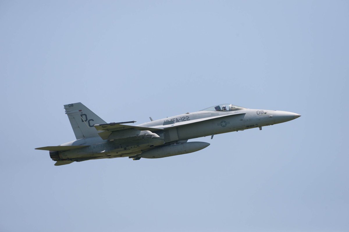 SaintNuits71648's tweet photo. 2016/6/18 厚木基地。フォーメーションで上がるのがカッコいいですね。アップするのでちょっと調べたら、VMFA-122はF-35Bに置き換わったようで。。。
#RJTA #VMFA122 https://t.co/0qJmwMGTiK