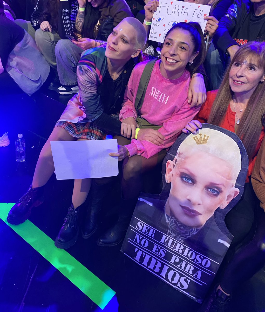 Llego Ro a la tribuna furiosa
SOY FURIOSA Y FURIOSA VOY A MORIR