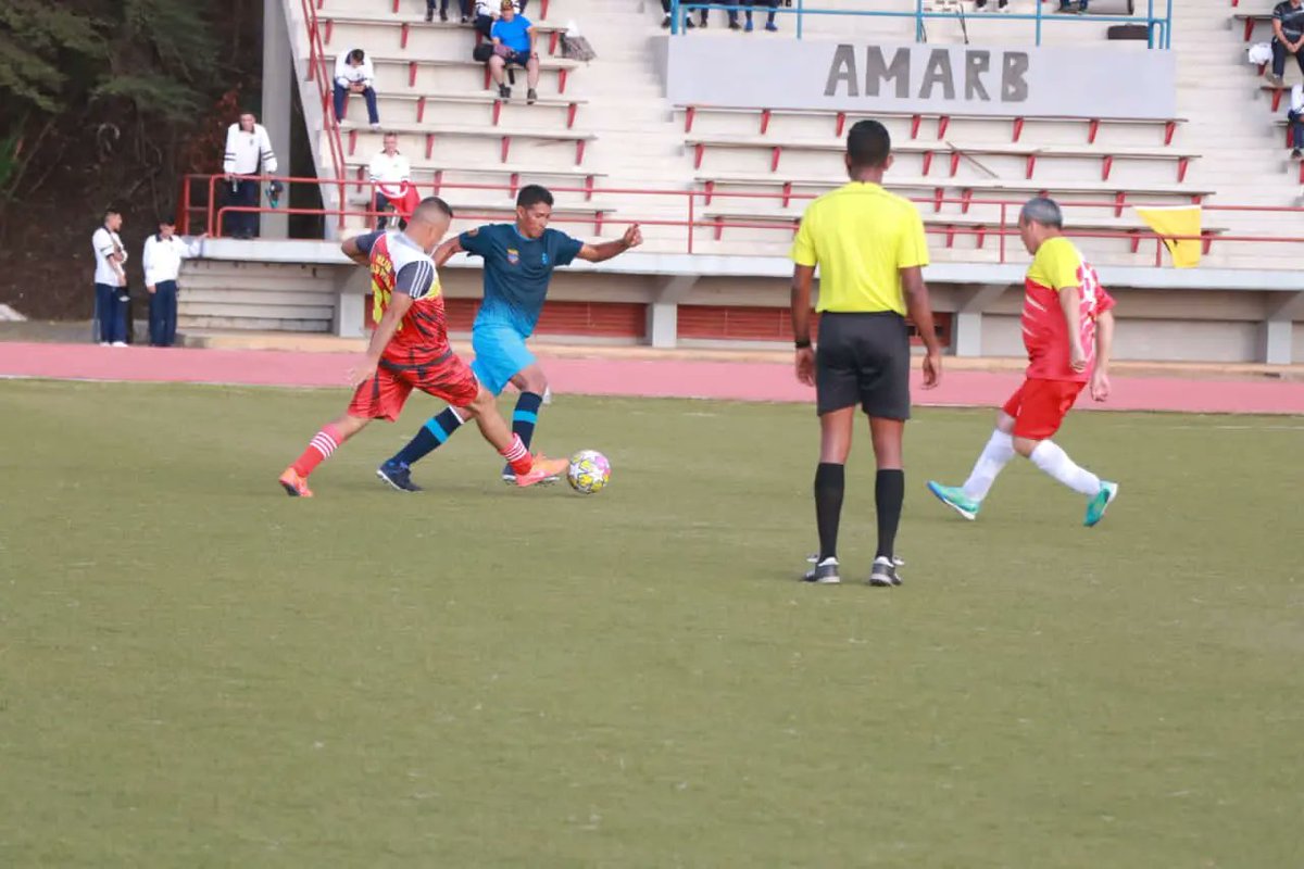 #hoy || Desde el Campo de Fútbol de la <a href="/AMARB_Oficial/">Academia Militar de la Armada Bolivariana</a> se disputó el encuentro Deportivo Intercomponentes entre la selección de la @Milicia_B1 y la <a href="/ArmadaFANBVzla/">Armada_ve</a> resultando ganadores los Tritones del Componente Naval sobre el Equipo Miliciano 4 por 1 ⚽