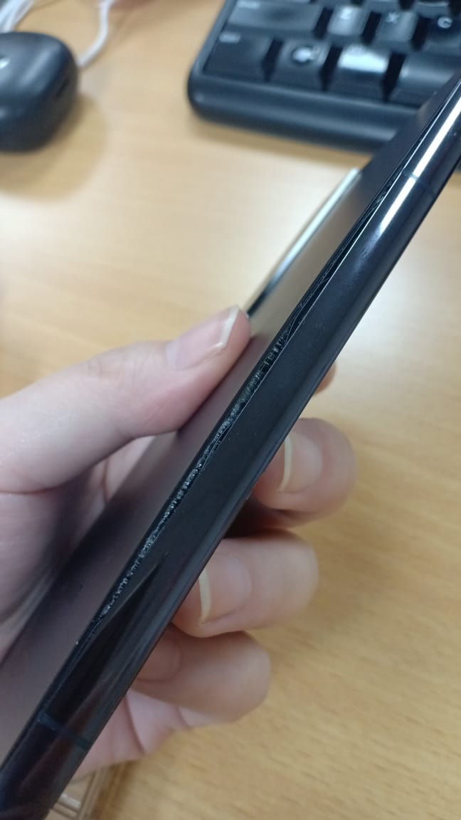 feyydiary's tweet photo. Samsung flagship makin bobrok kualitasnya apa gmn sih? 😭 baru 2 thn pemakaian loh s22 ini, backcase mau kebuka bgtu 😭 s7 ak pake 6thn fisik baik" aja, jatoh mha dah ga kehitung 👌🏻 @samsungID @SamsungMobile 

Ini android dah update ampe one ui 6.1 batre jg drain mulu 😭😭😭 https://t.co/1V8OifNe4y