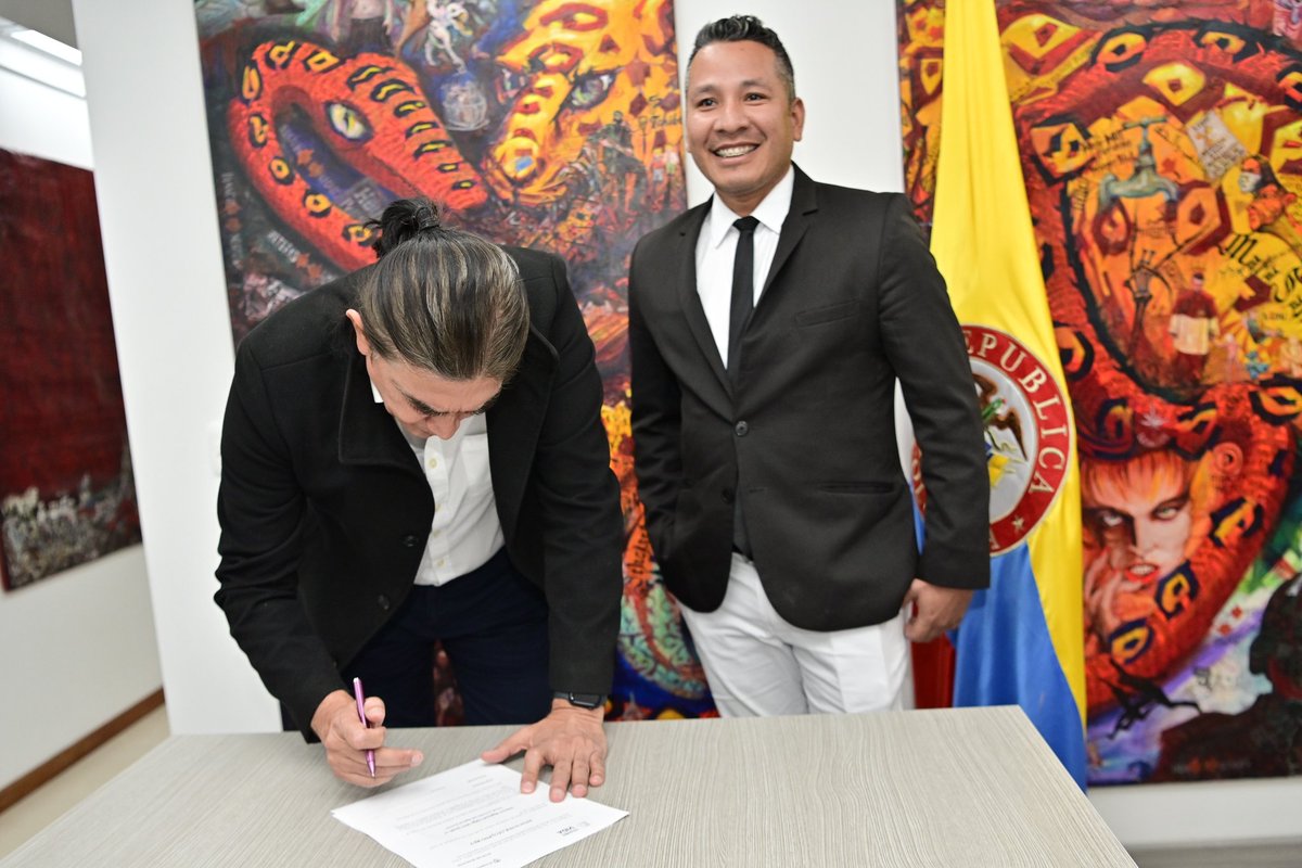 ProsperidadCol's tweet photo. Hoy el director @GustavoBolivar posesionó a Jhon Ever Salgado como director regional Guaviare. 
Salgado cuenta con amplia experiencia en el sector público y privado. Su trayectoria demuestra su capacidad para liderar proyectos de impacto social y económico para los guaviarenses. https://t.co/wNJ89lHMnD