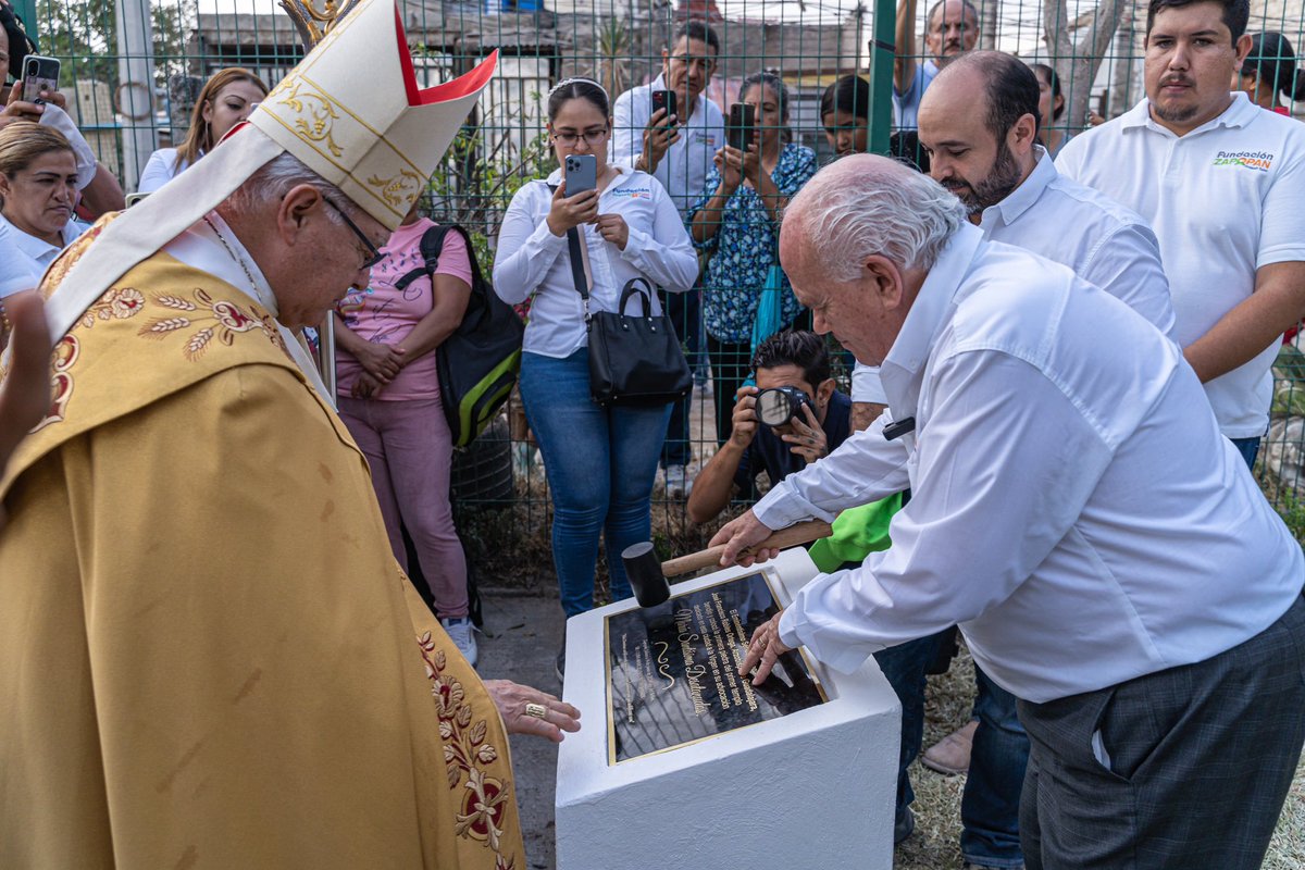FratelliTuttiMx's tweet photo. En colaboración con la Iglesia católica seguimos adelante en la misión de llevar luz ✨ a quienes viven en desesperanza. Una muestra fue nuestra ceremonia de colocación y bendición de la primera piedra del primer templo en esta Diócesis dedicado a la Virgen Desatanudos. https://t.co/vetJ1wTr8k
