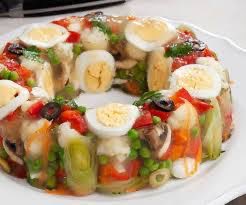 Ustedes son muy jóvenes para saberlo, pero en los #70s esto era considerado una delicia gourmet:

Se llama Aspic, y es una gelatina de carne, pollo o hasta mariscos. 

Se ve que en los 70s todavía no descubrían las sopitas Maruchan, tan ricas e higiénicas que son…

#Retro