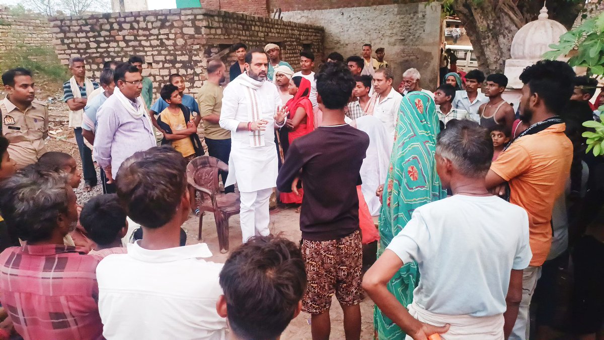 बड़कू कोल हत्याकांड---
आज अपनी मऊ-मानिकपुर विधानसभा के ग्राम लौरी(हनुमानगंज) में एक माँ का दर्द देख निशब्द रह गया। बड़कू कोल के परिवार ने बताया कि उसी ग्राम के निवासी वीरेंद्र पटेल, सुनील पटेल, शीलू पटेल द्वारा बड़कू की निर्ममता से हत्या कर दी गयी।
<a href="/myogiadityanath/">Yogi Adityanath</a> <a href="/CMOfficeUP/">CM Office, GoUP</a>