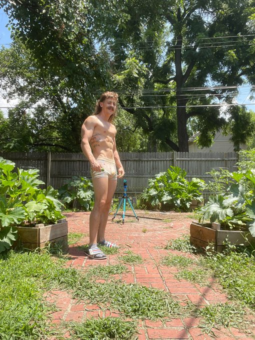 i do my gardening in my briefs 🤷🏼&zwj;♂️ https://t.co/PMyBdk1YgV<a href="/tag/mvsales"class="tags"><span>#mvsales</span></a>