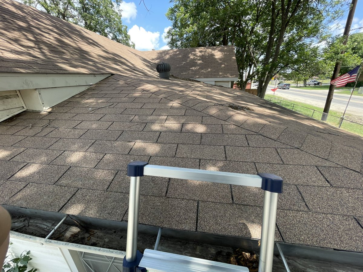 SantexRoofing's tweet image. Roof seemingly looks fine…until you lift the first course of shingles 👀 #roofproblems #roofing