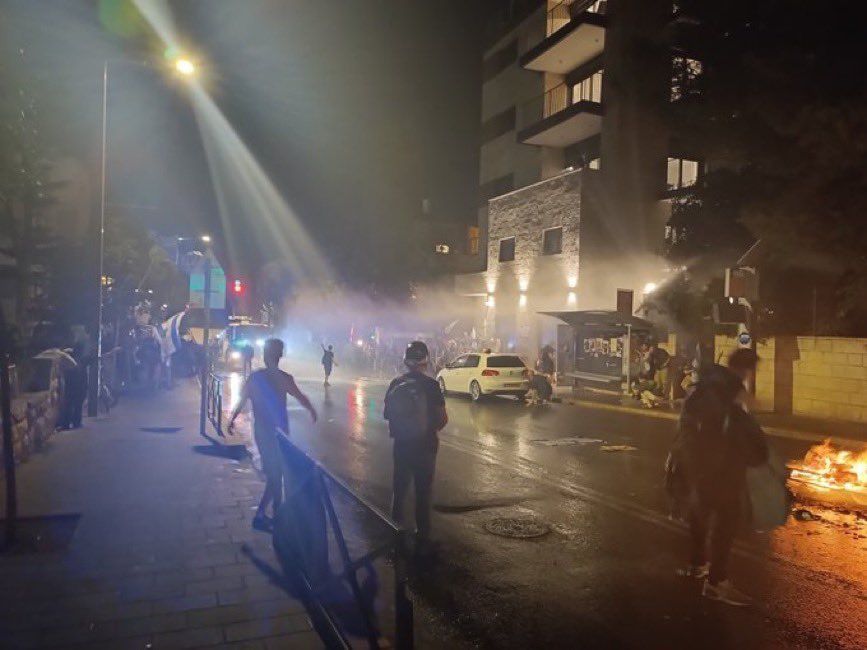SuppressedNws's tweet photo. Update- 10 Arrested and 4 Injured at Intense riots yesterday night in Jerusalem, as Protestors sieged Netanyahu's residence in Jerusalem. https://t.co/jmpo4o3ag8
