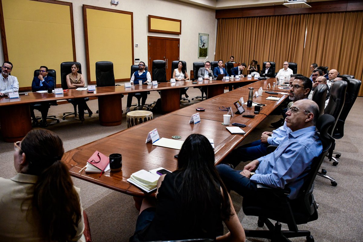 ufernandezg's tweet photo. Con el fin de seguir impulsando el desarrollo económico de las familias chihuahuenses, sostuve una reunión con mi equipo de trabajo para dar seguimiento a los programas y objetivos que tenemos en la @SIDEChih. 

¡Gracias por su compromiso! https://t.co/b9cmDEndkl